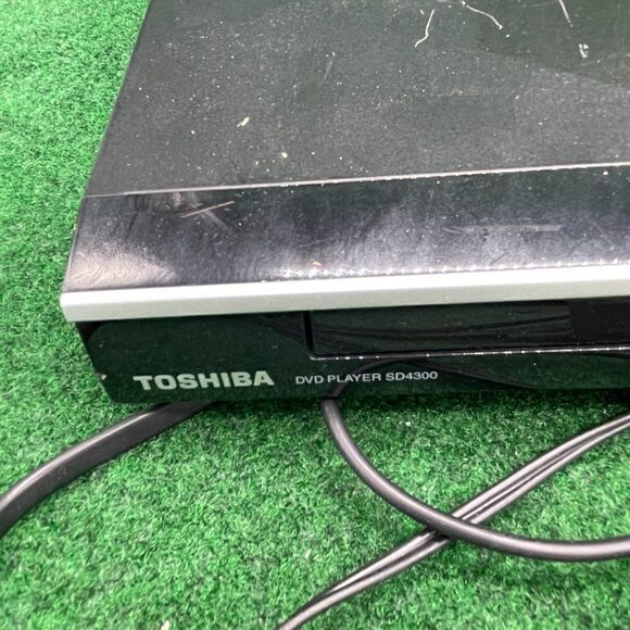 Toshiba SD4300 Black Dolby Digital Cinema Progressive DVD Player With AV Cable - Picture 3 of 4